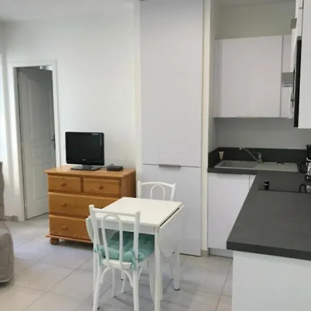 Apartment Renove En Centre-ville, Ideal Pour Des A Pied, Calme Et Confort, Classe 2 Etoiles. - Fr-1-4-512